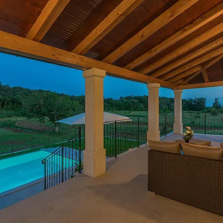 Peaceful In Dubravci With Swimming Pool Ladici